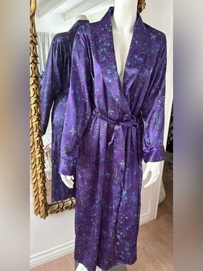 Vintage Inner Most Purple Floral Satin
Kimono Robe Size M.